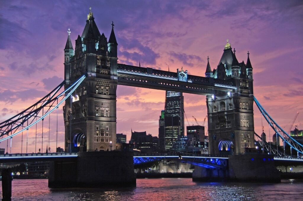 Cabinas telefónicas rojas y Big Ben en Londres - Íconos culturales del Reino Unido