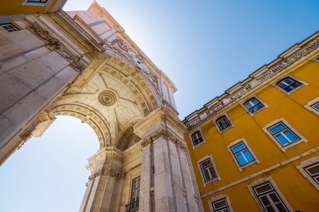 Tranvía amarillo en las colinas de Lisboa, Portugal - Captura el encanto de Portugal