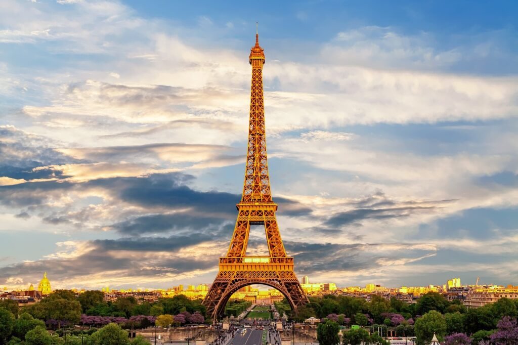 Torre Eiffel iluminada al anochecer, París - Símbolo romántico de Francia