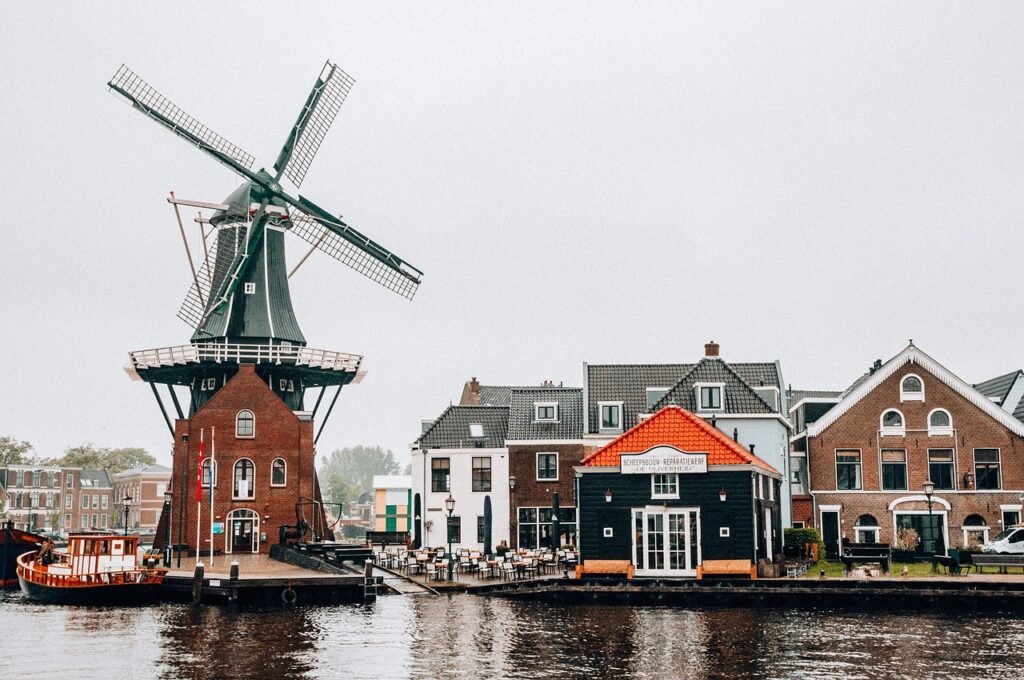 Campos de tulipanes y molinos en Holanda - Colores vibrantes de los Países Bajos