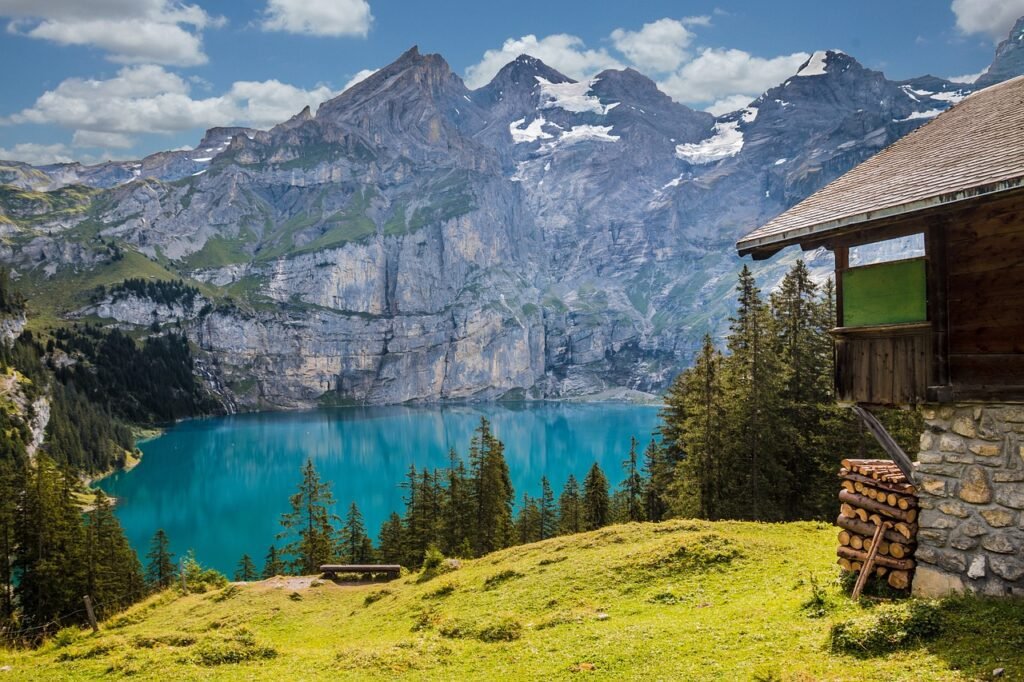 Picos alpinos y lago en Suiza - Explora la serenidad suiza