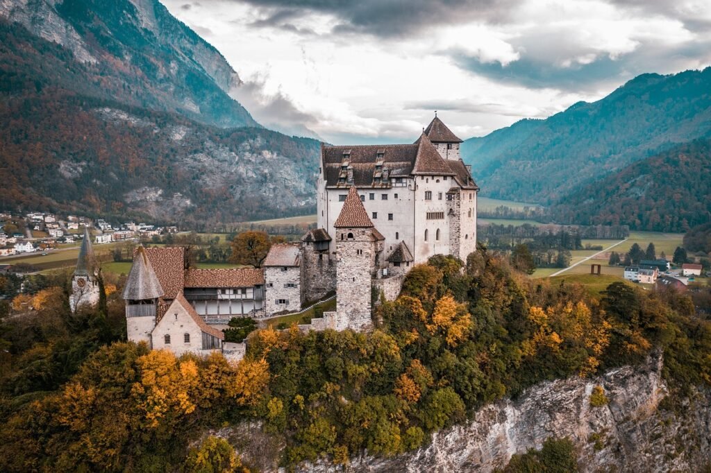 Vaduz, capital de Liechtenstein, con vistas a los Alpes - Pequeño país, grandes maravillas