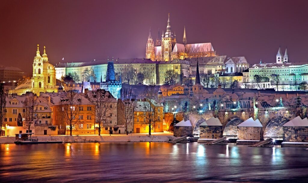 Puente de Carlos al amanecer en Praga - Encanto histórico de la República Checa