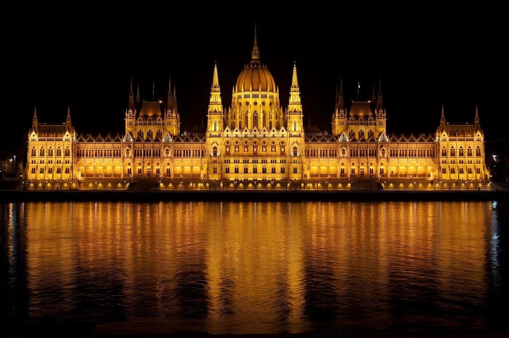 Parlamento de Budapest reflejado en el Danubio al atardecer - Iconos de Hungría