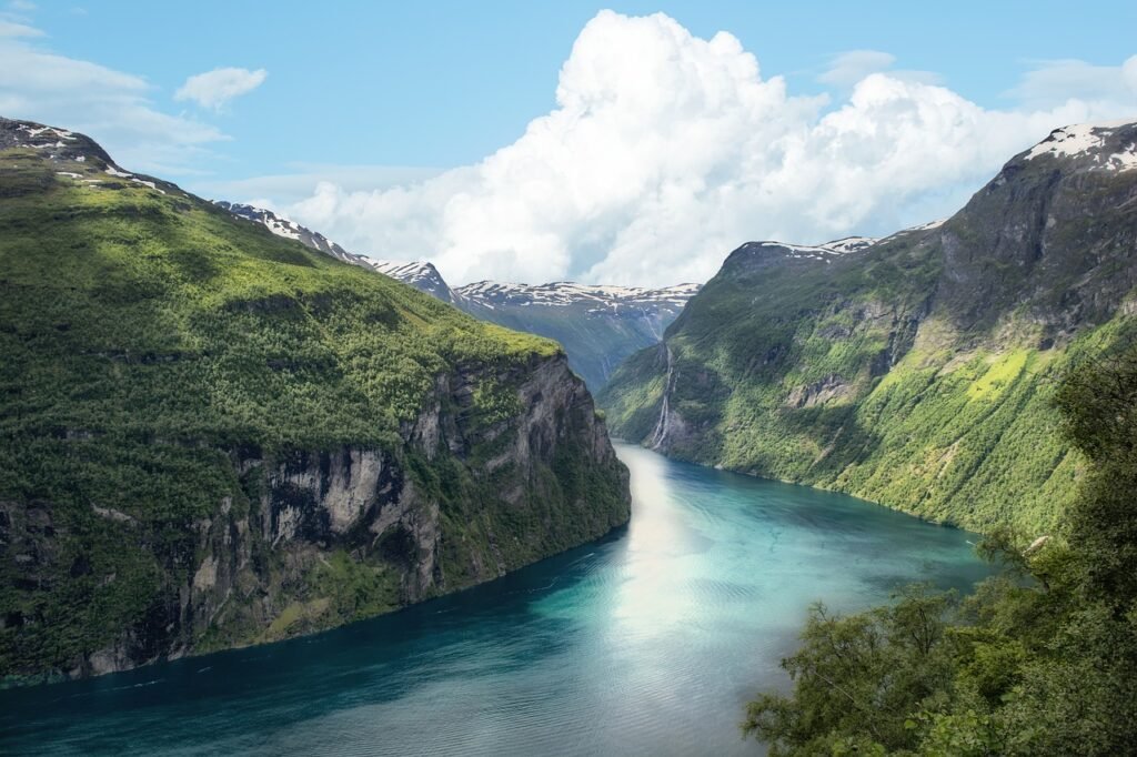 Fiordos noruegos en un día soleado - Explora la majestuosidad de Noruega