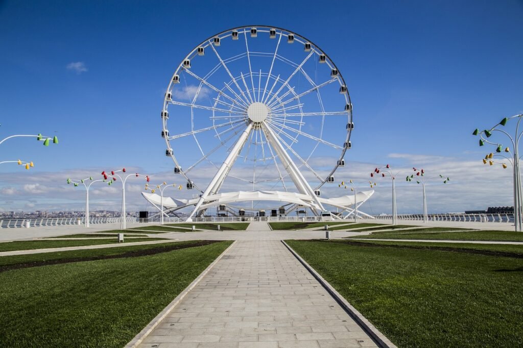 Antigua ciudad de Bakú con arquitectura moderna al fondo - Contrastes de Azerbaiyán