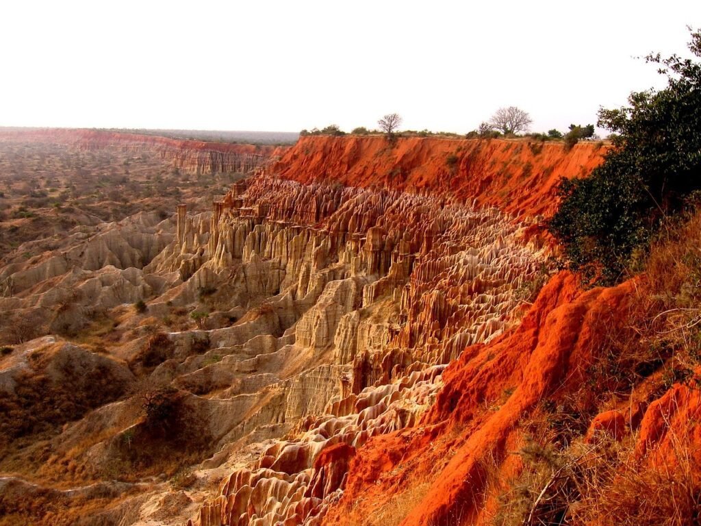 Puesta de sol sobre las montañas de Angola - Bellezas naturales de Angola