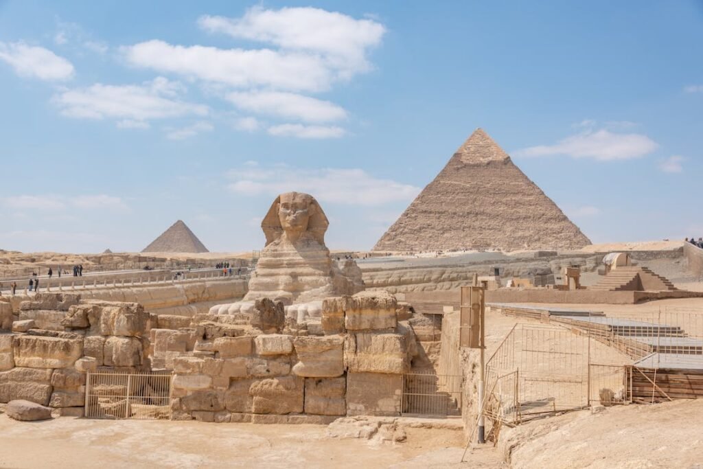 Pirámides de Giza con cielo al atardecer en Egipto - Maravillas del antiguo Egipto